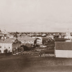 Вид с вала на торговую площадь. Фото начала ХХ века из собрания Белозерского областного краеведческого музея (БИХМ 2697)
