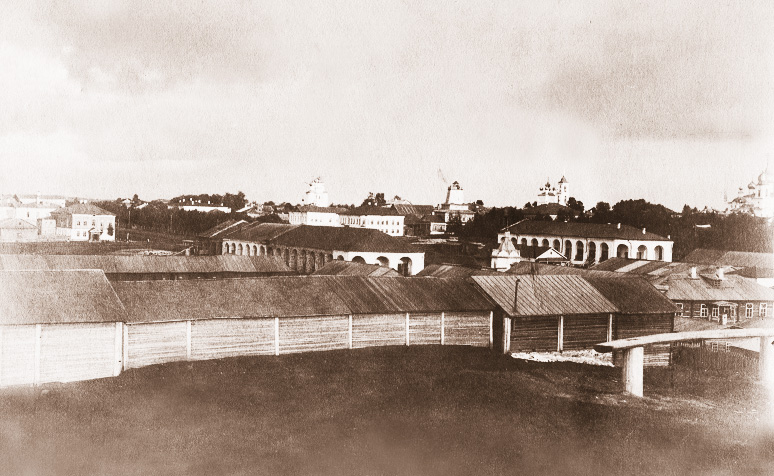 Вид с вала на торговую площадь. Фото начала ХХ века из собрания Белозерского областного краеведческого музея (БИХМ 3320)